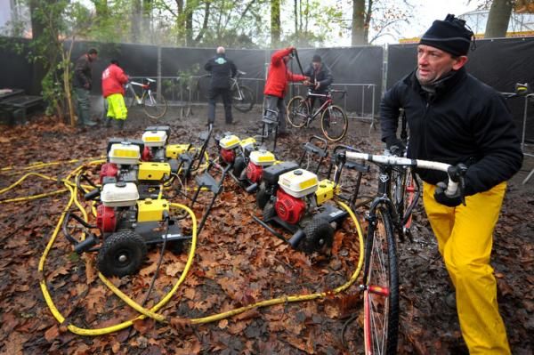 The bike wash pit is orderly and professional