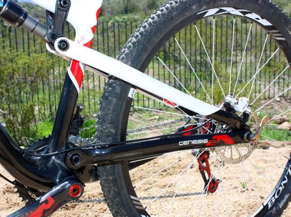 Asymmetrical chain stays are used on the rear triangle