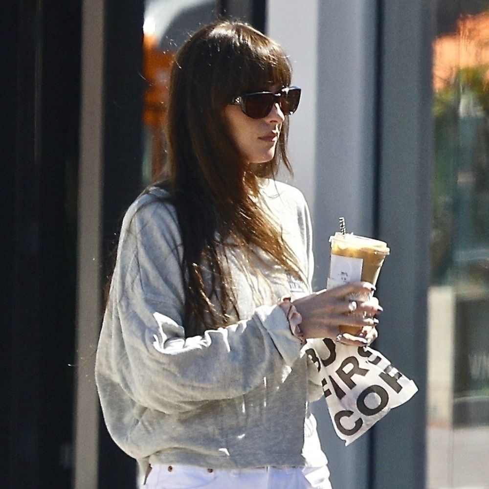 Dakota Johnson Just Elevated Basic Jeans, Sneaks and a Sweatshirt With Fresh Colour Choices