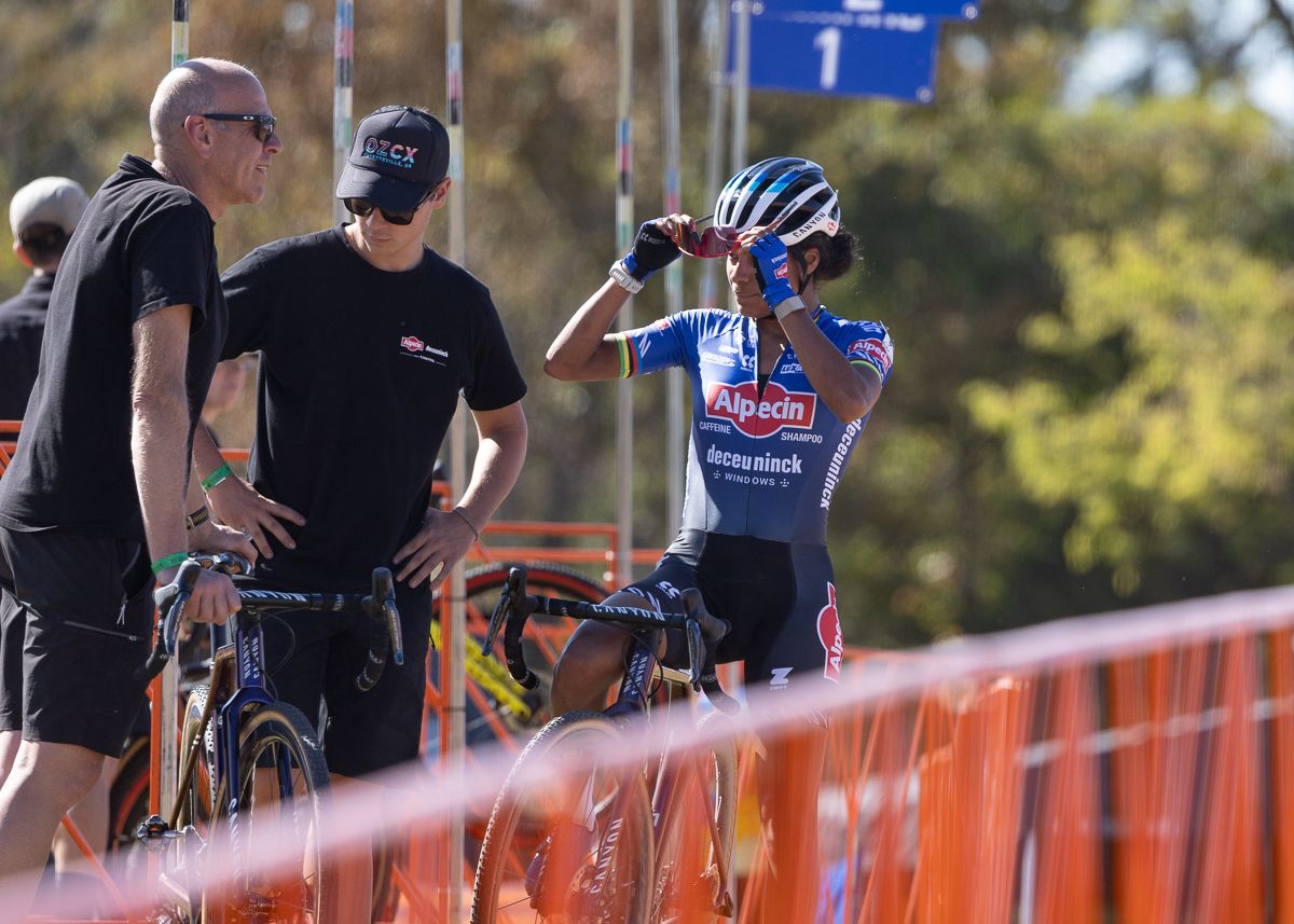 Midway through the race, Ceylin Del Carmen Alvarado (Alpecin-Deceuninck) went into the pit and pulled herself from the race. She did not appear injured or to have crashed, so perhaps just saving her matches for Sunday.