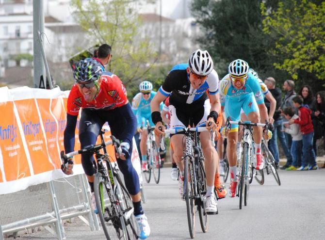 Alejandro Valverde (Movistar) gives chase