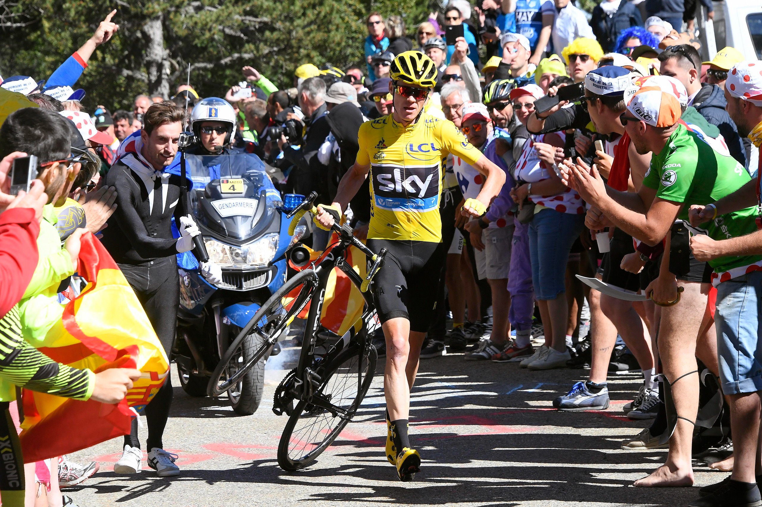 Chris Froome runs up Mont Ventoux with broken bike