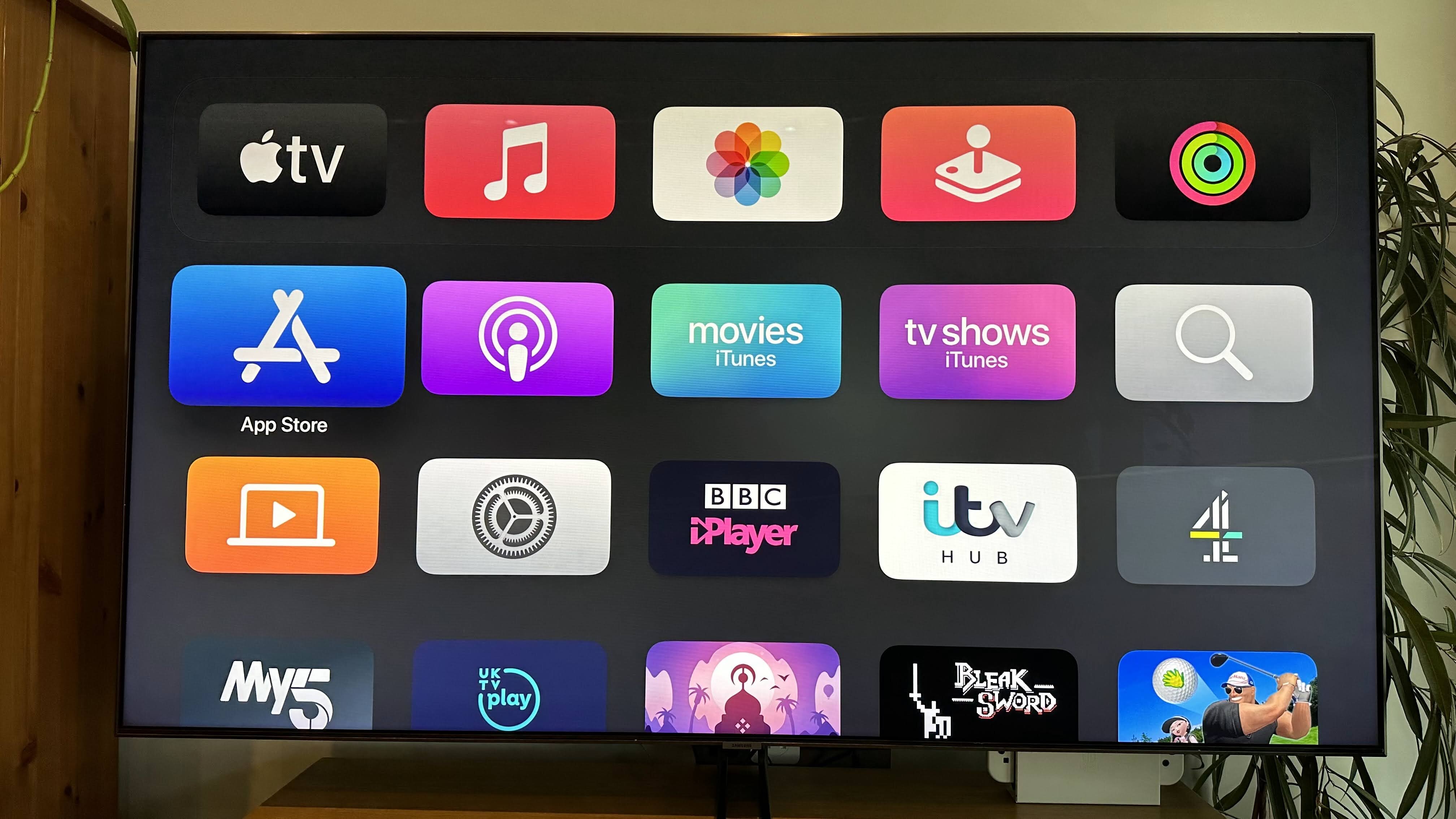 Perangkat keras dan antarmuka untuk Apple TV 4K pada tahun 2022.