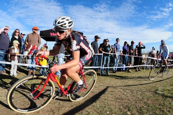 Amy Dombroski (Richard Sachs) riding in second place.