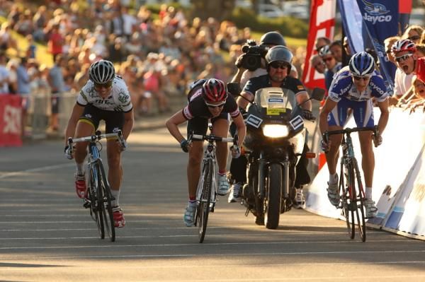 The sprint in the women's race went to the photo. Helen Kelly (Jayco VIS/ NSW IS) edged out Emma Mackie (Race). Tiffany Cromwell (Honda Dream Team) was third