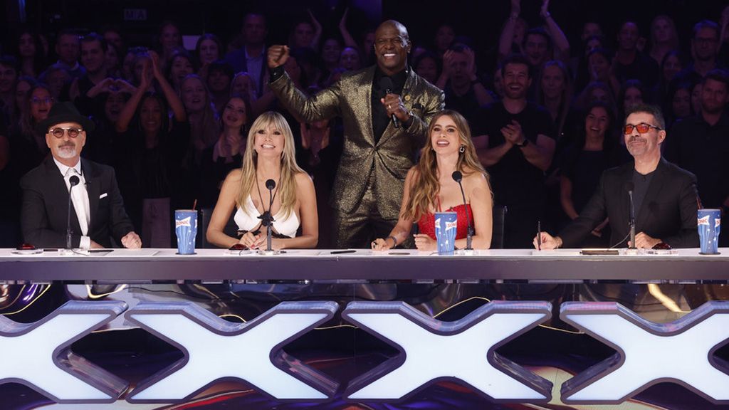 America&#039;s Got Talent judges and host: (l-r) Howie Mandel, Heidi Klum, Terry Crews, Sofia Vergara, Simon Cowell