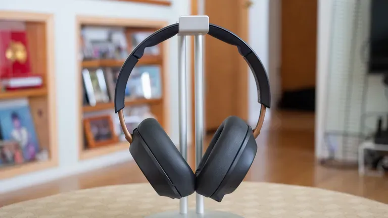 Plantronics BackBeat Go 810 on headphone stand