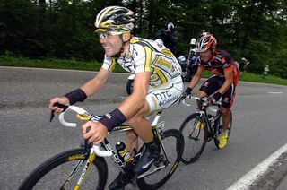 Maxime Monfort (HTC - Columbia) tries to put as much time as possible into leader Robert Gesink (Rabobank).