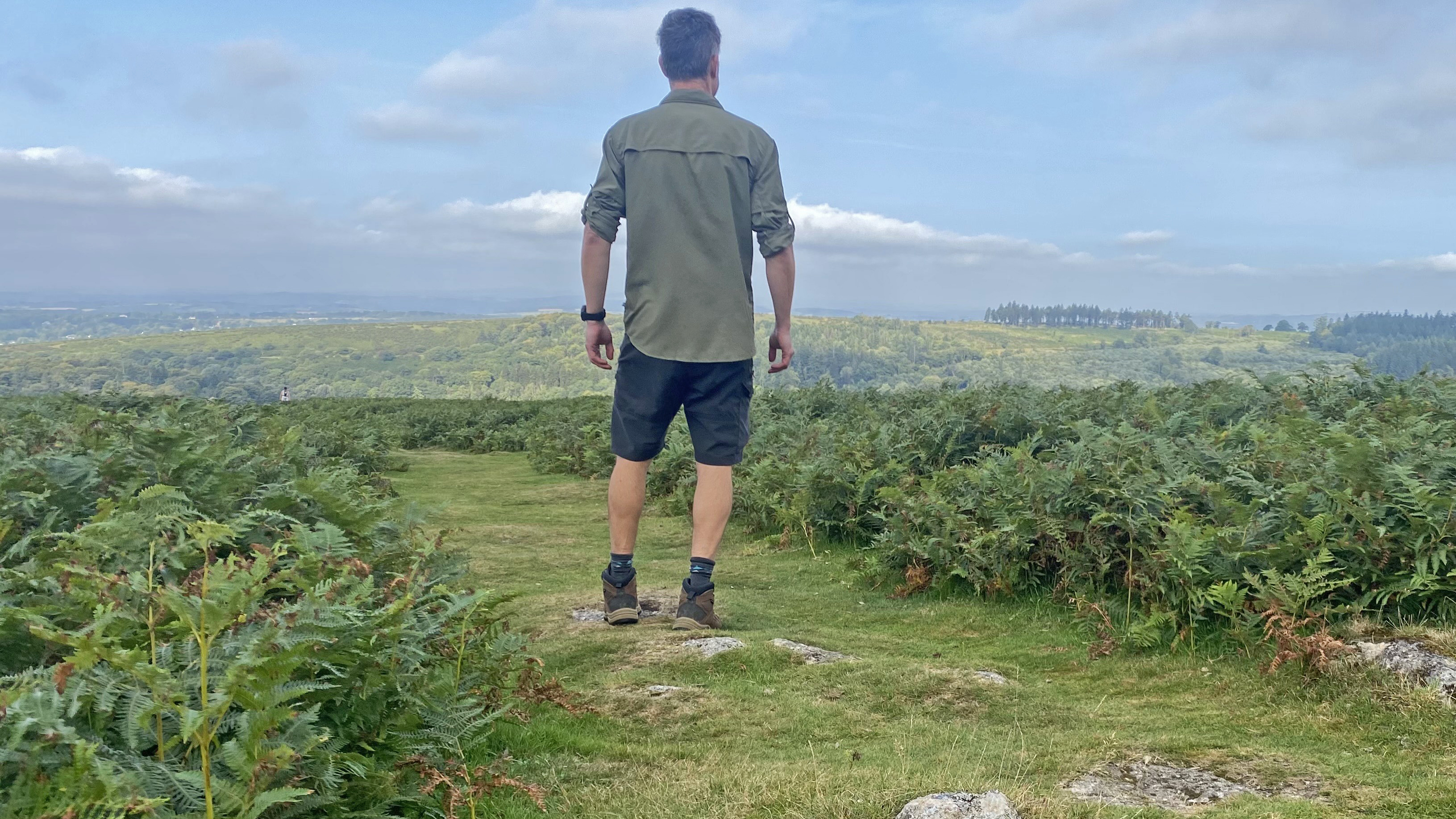 A hiker wearing the Skien Valley Shirt, seen from behind