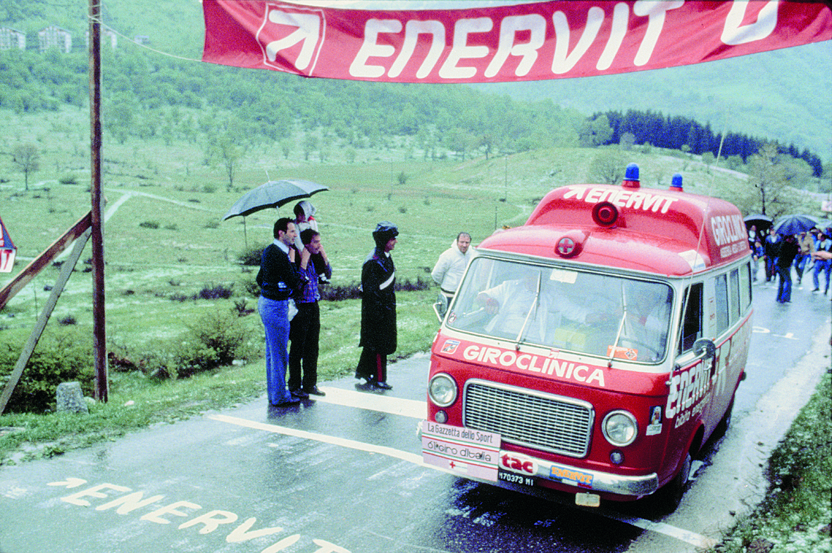 A red Enervit Giroclinica van