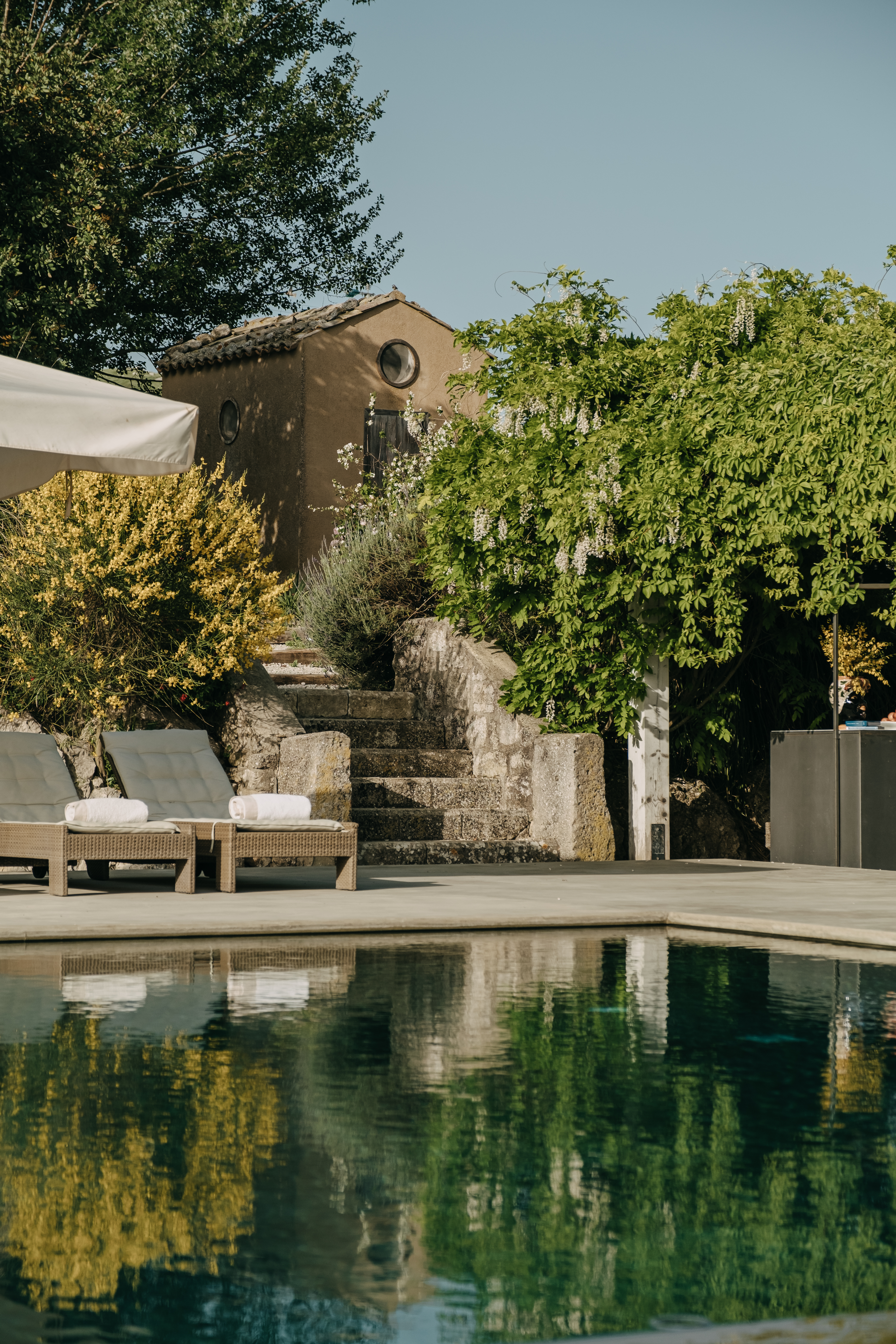 A modern farmhouse immersed in the goldeny vegetation of Sicily at the peak of summer pairs sprawling vegetation with a rustic-chic interior look.