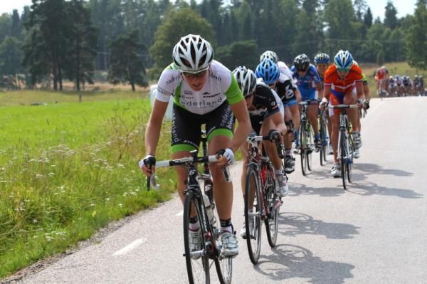 Another crack in the peloton was created by Annemiek Van Vleuten (Nederland Bloeit), this would be decisive.