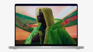 Das MacBook Pro 14-Zoll (2021) mit einem Model in farbenfroher Kleidung