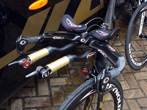 Kestrel parent company Advanced Sports, Inc. bought component company Oval Concepts late last year so it's no surprise to see its unique integrated aero bars on the front of the Footon-Servetto team bikes.