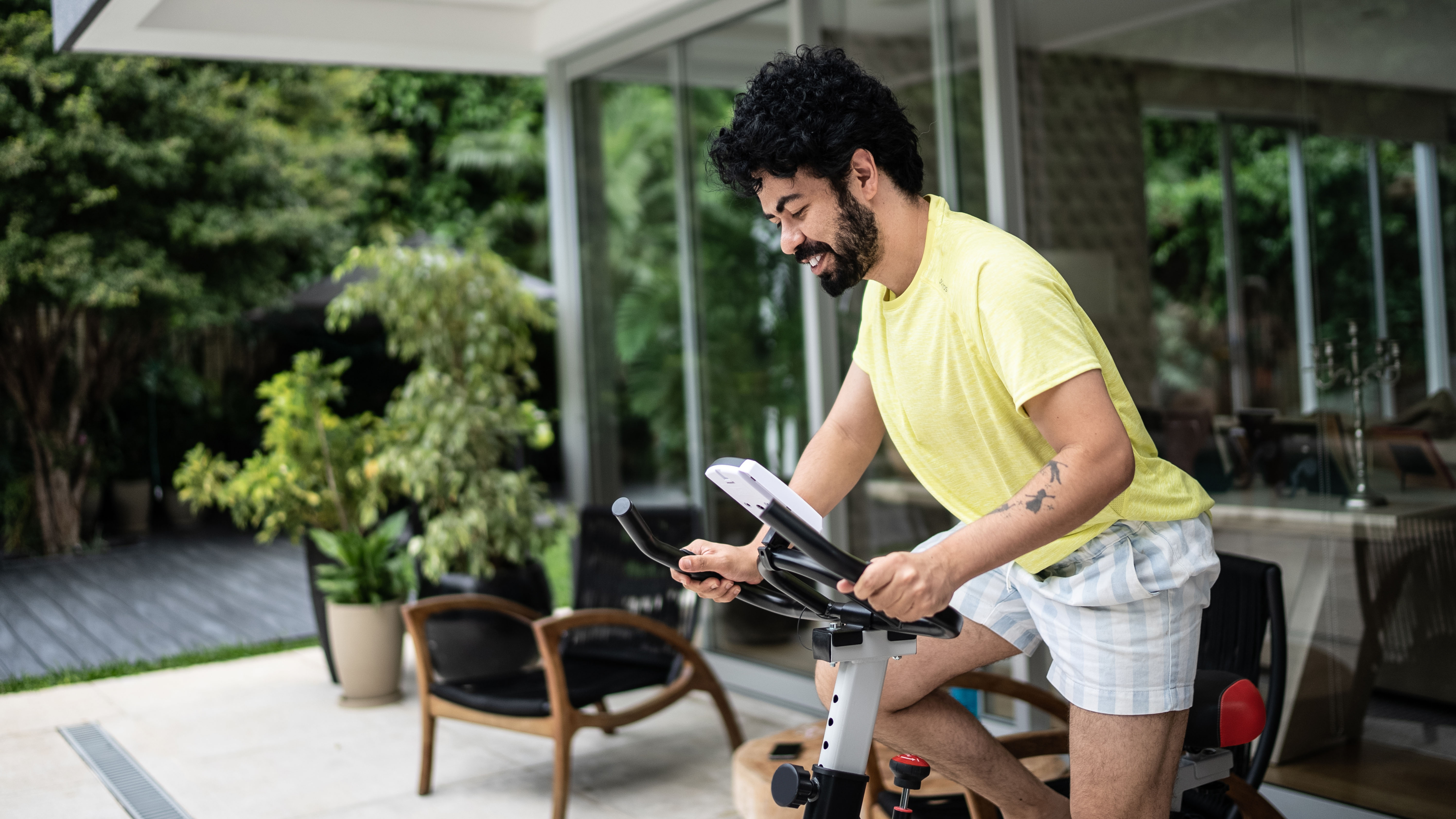 Homme utilisant un vélo d'exercice à la maison