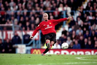 David Beckham takes a free-kick for Manchester United, 2000