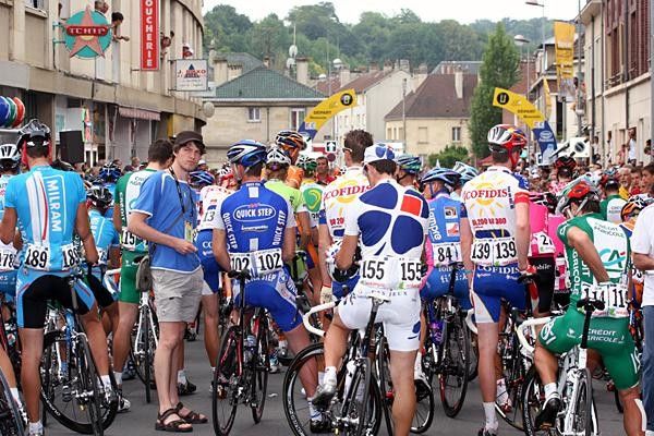 Cyclingnews' Brecht Decaluw&eacute; gets in amongst the peloton at the Tour start in Beauvais.