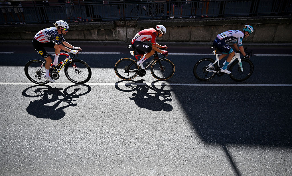 Tour de France stage 15 LIVE - Race splitting in cross wind after early crashes