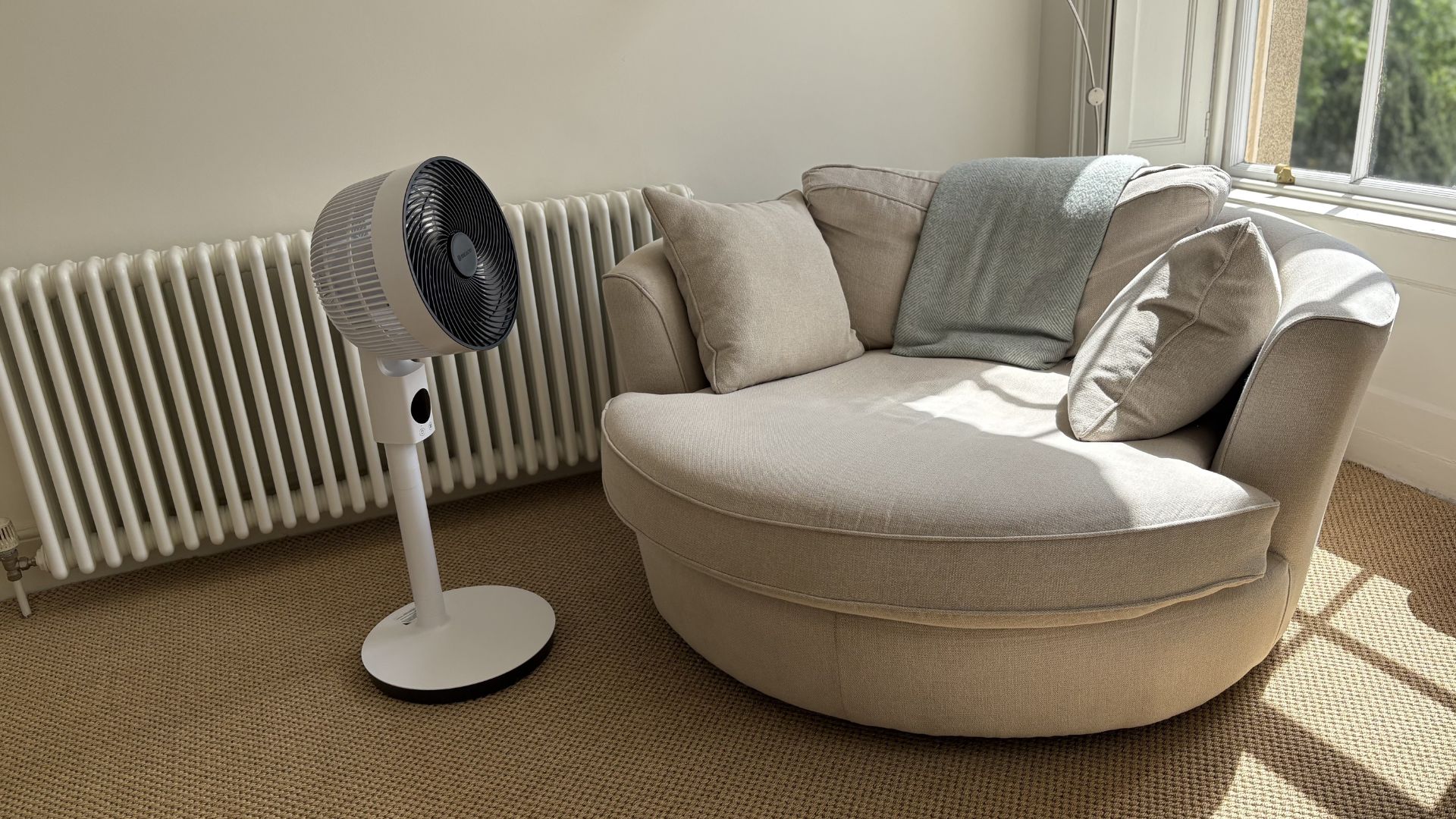 Testing the MeacoFan Sefte 10 Pedestal Air Circulator in a bedroom