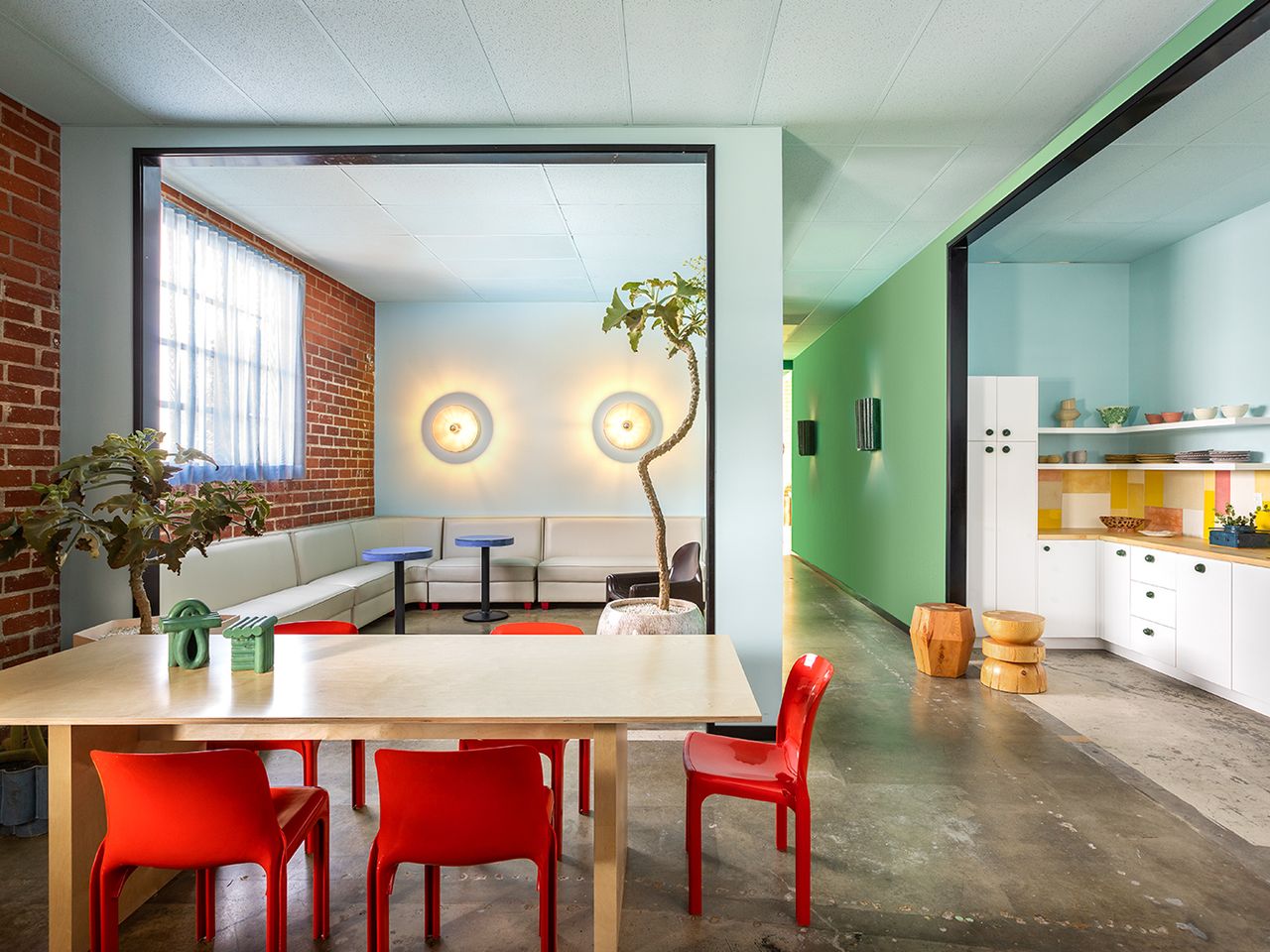 Colourful showroom space of Bari Ziperstein&#039;s ceramics studio in LA. Photography: Laure Joliet