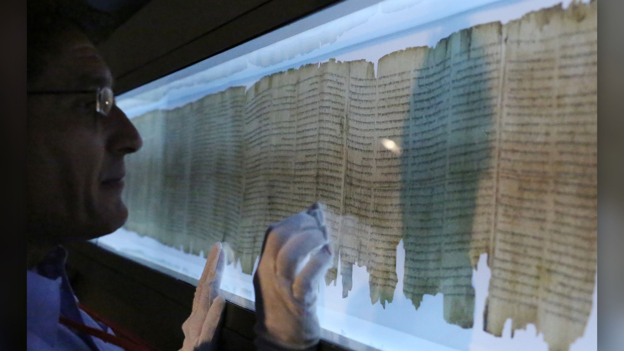 Mysterious second writer of Dead Sea Scroll uncovered by AI | Live Science