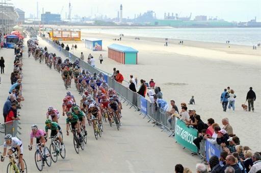 The peloton races along the coast in the final stage of the Four Days of Dunkirk.