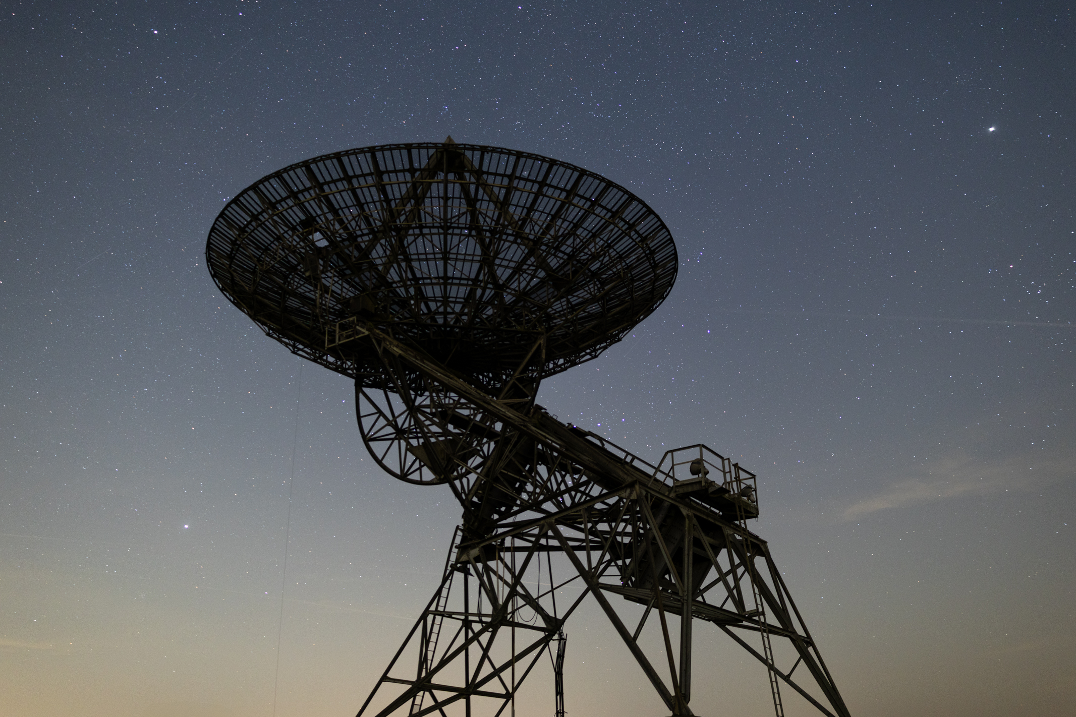 Photo of a radio telescope with the night sky behind captured with the Canon RF 35mm f/1.4L VCM lens