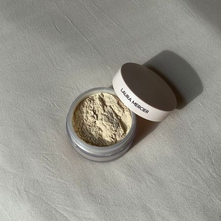 Image of the Laura Mercier Ultra-Blur Translucent Loose Setting Powder.