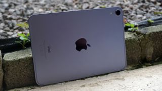 iPad mini 2021 stående på siden med lilla bagside