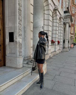 Simple autumn outfits: @francescasaffari wears a cropped jacket with a mini dress and boots