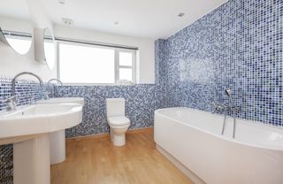 Bathroom with bath tub and mosaic tiles