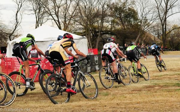 Elite men head out onto course