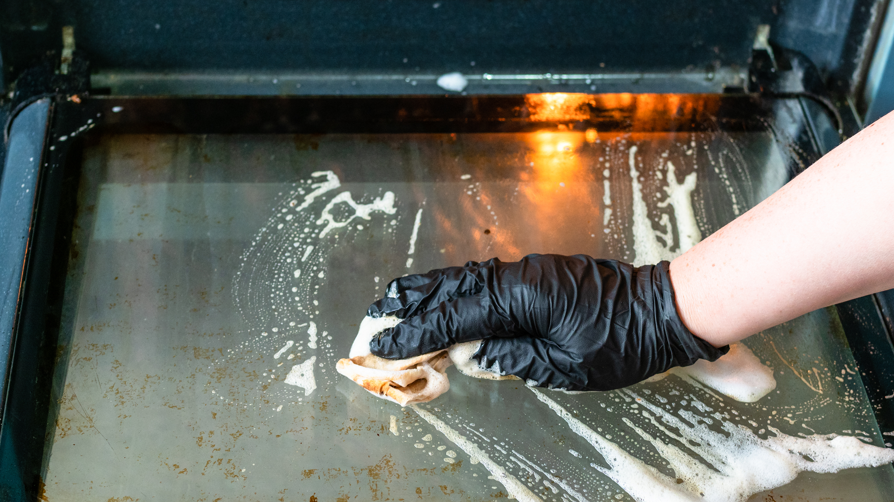 Cleaning oven glass door