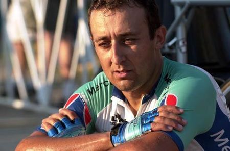 Roy Knickman was the hardest working yet least rewarded racer of the 2000 USPRO Championship. This image was captured just after Roy rolled out of the race after pulling team Mercury to the front in preparation of their winning attack.