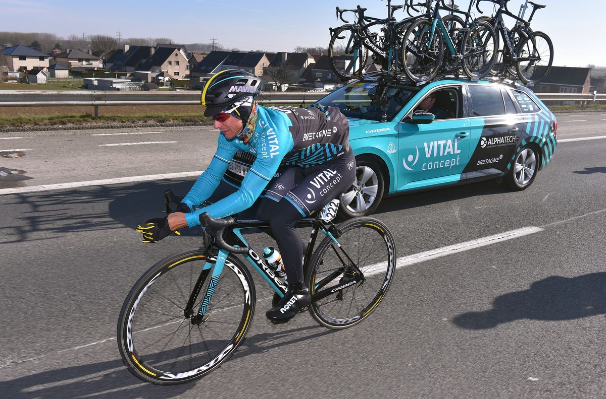 Bryan Coquard (Vital Concept Club) changes gloves