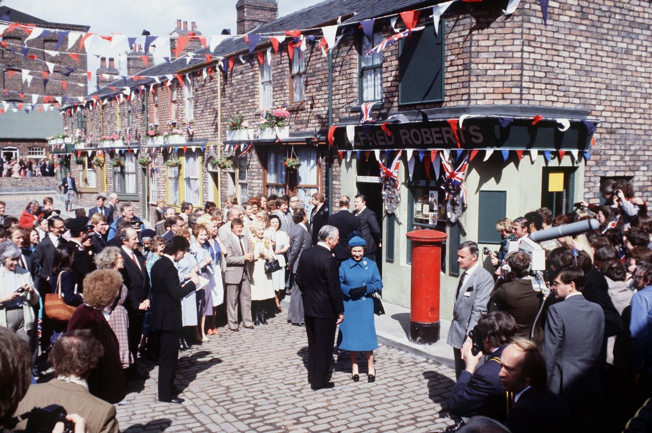 Улица коронации 1960. Коронейшн стрит. Улица коронации Queen.