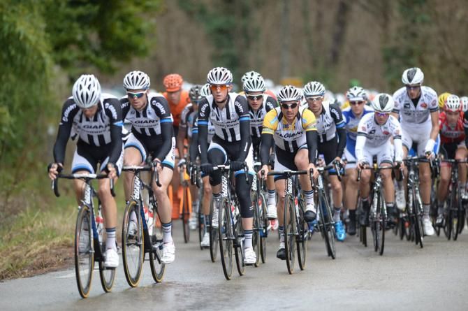 Giant-Shimano leads the chase of the five-man breakaway