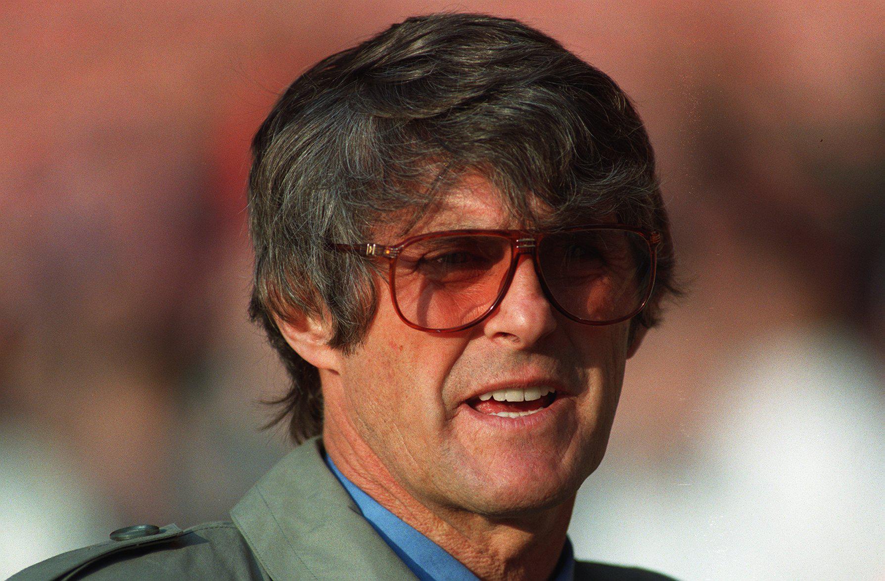 Bora Milutinovic as manager of Mexico in 1997