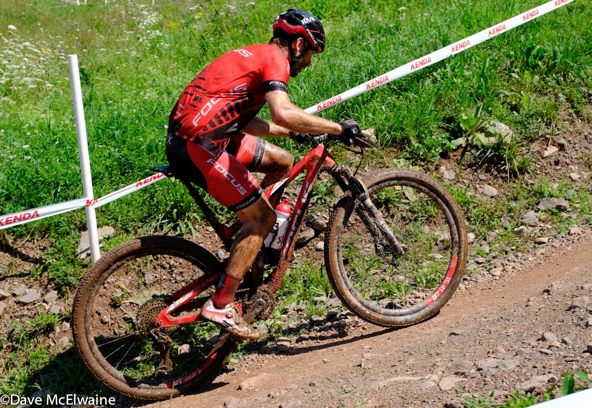 Florian Vogel (Focus) trying to chase down Martin Loo (Hawaii Express)