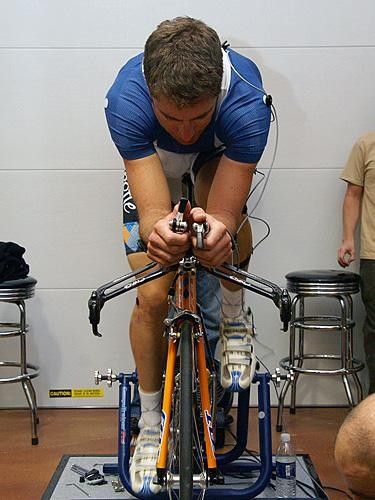 Vande Velde's old Oval Concepts aero bar incorporated 80mm of drop from stem clamp to base bar grips.