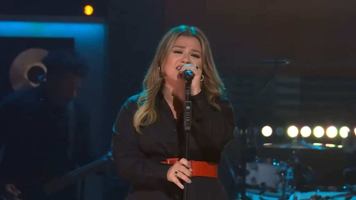 Kelly Clarkson singing &quot;Rebel Yell&quot; on The Kelly Clarkson Show