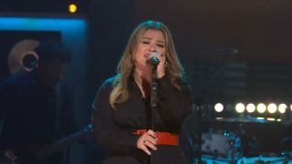Kelly Clarkson singing "Rebel Yell" on The Kelly Clarkson Show