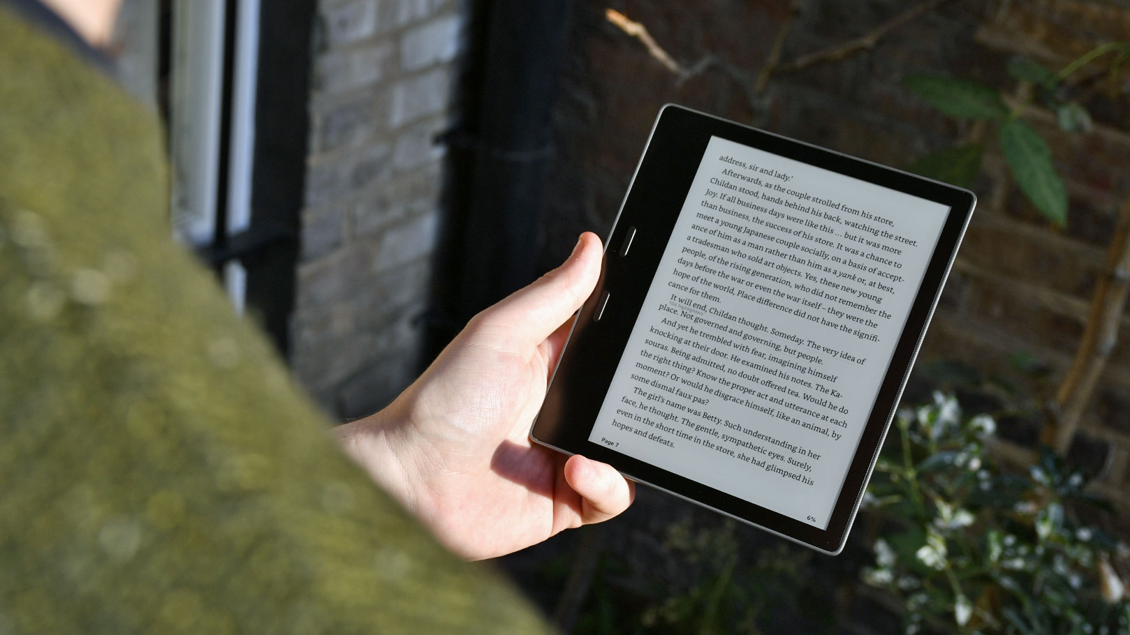 makes its latest splash with waterproof Kindle Oasis e-reader