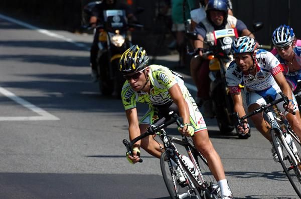 Giovanni Visconti (ISD) leads the break.