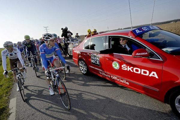 Thomas Voeckler (Europcar) has a chat with officials.