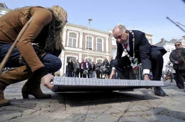 An-Sophie De Graeve and Middelberg Mayor Koos Schouwenaar put the plaque in place