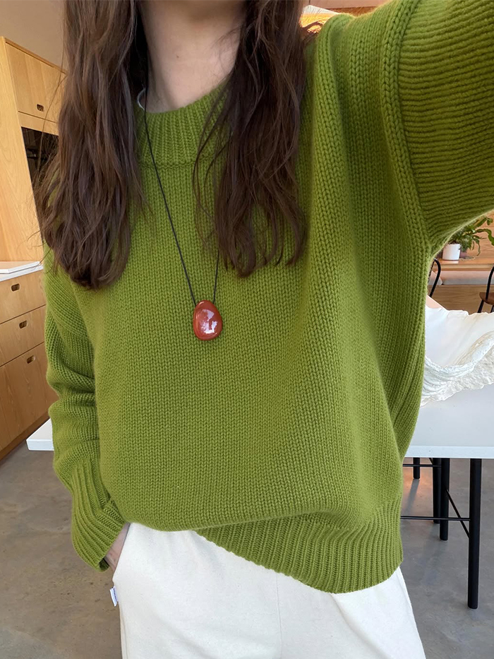 Woman wearing a summer 2026 jewelry trend.