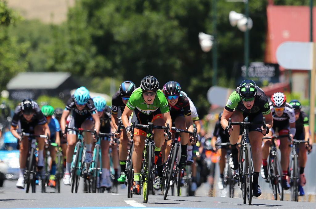 Chloe Hosking (Ale Cipollini) starts to take her hands off her bars