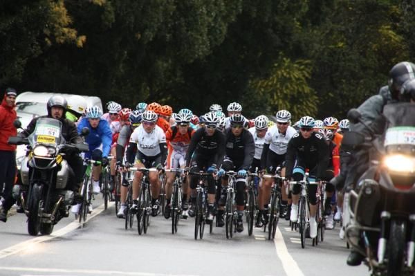 The peloton at Barranco do Velho.