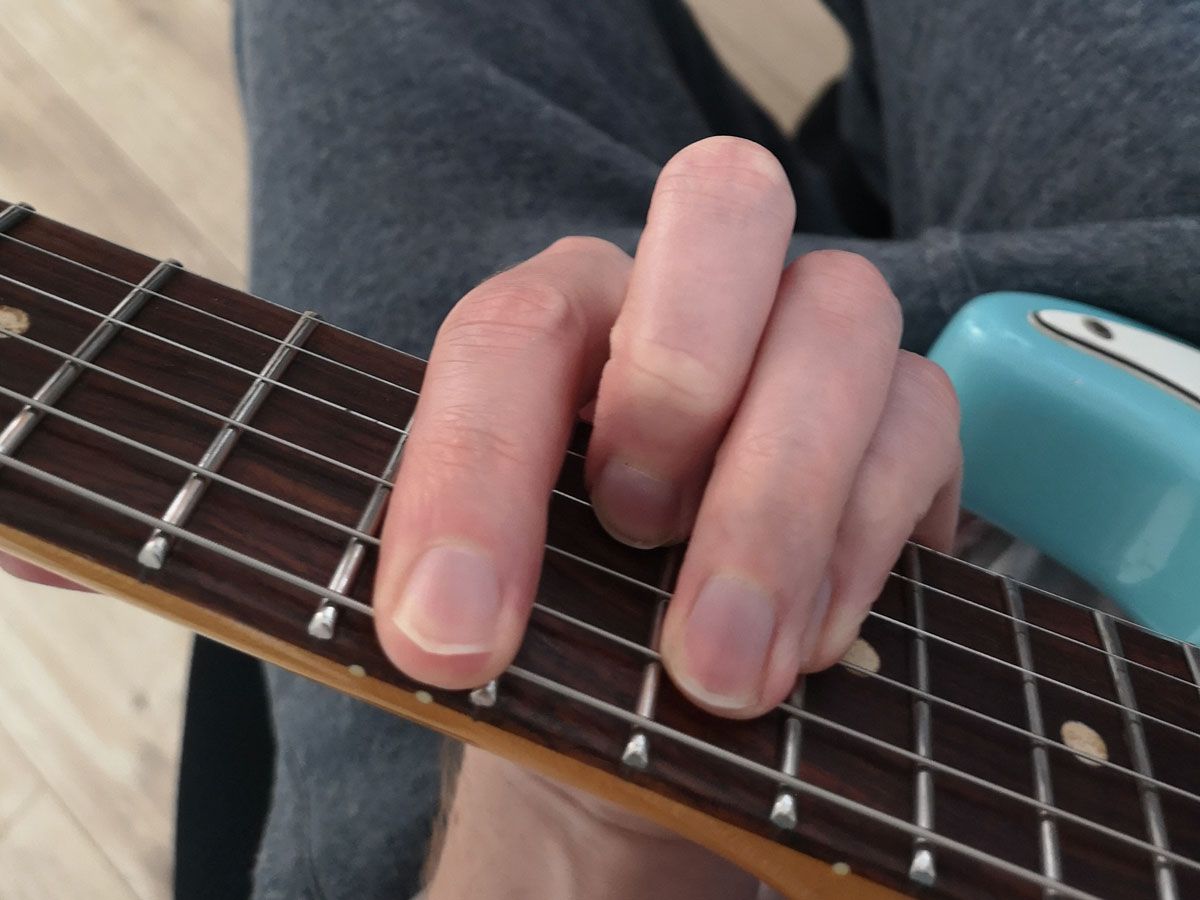 How to play an E chord on guitar